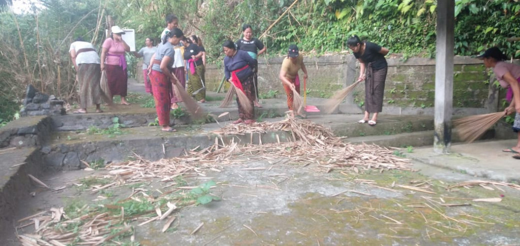 BERLANGSUNG KEGIATAN KERJA BHAKTI DI LINGKUNGAN BANJAR PENGADANGAN BERSAMA PKK BANJAR PENGADANGAN DAN LPM DESA MENGWITANI.